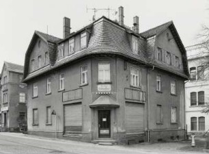 Neugersdorf, Wohnhaus : Neugersdorf. Wohnhaus mit Eckladen (um 1920), August-Bebel-Straße 18. Eckansicht