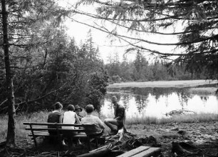 Kaltenbronn: Wandergruppe am Hohlohsee bei Kaltenbronn