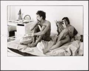 Nacktes Pärchen im Bett, sie liest "Playgirl" (Prämiertes Foto Sonderthema: Liebe)