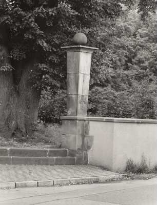 Denkmal für die Gefallenen des 1. Weltkrieges : Denkmal für die Gefallenen des 1. Weltkrieges. Stein (um 1925). Wachau (Sachsen), Hauptstraße