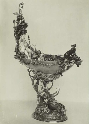 Schale mit dem Bad der Diana, Grünes Gewölbe : Das Bad der Diana. Dianaschale. Dresden, 1704 (Melchior Dinglinger, Figuren von Balthasar Permosers). Chalzedon, Gold, Silber, Elfenbein, gebläutes Eisen, Glas, Email, Diamanten, Perlen; H 38 cm. Dresden: Grünes Gewölbe VIII 305