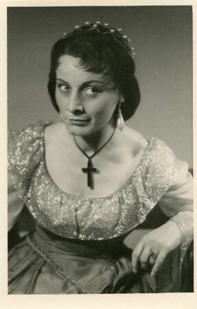 Schauspielerin bzw. Sängerin im Rollenkostüm : Schauspielerin bzw. Sängerin im Rollenkostüm. Fotografie (Postkarte) von Käte Basarke. Dresden, nach 1945