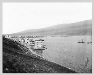 Akureyri (Island). Ortsansicht. Blick vom Hang (von Süden) auf die innere Bucht des Eyjafjordes