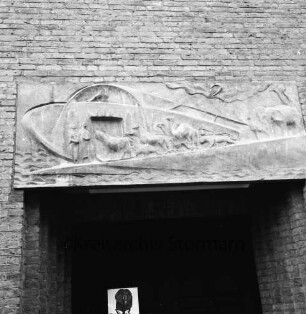 Evangelische Auferstehungskirche: Alte Landstraße: Relief "Arche Noah" des Bildhauers Siegfried Assmann über Haupteingang