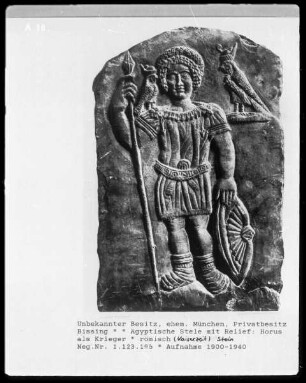 Ägyptische Stele mit Relief: Horus als Krieger