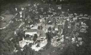 Hohnstein. Stadt mit Burg. Luftbild-Schrägaufnehme von Südwest