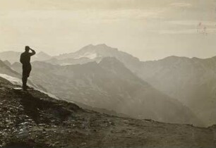 Österreich. Hohe Tauern, Hochalmspitze und Ankogelgruppe. Hochalmspitze (3360 m), vom Hannoverhaus gesehen. Im Vordergrund ein Bergsteiger