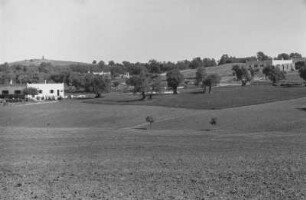 Älteste italienische Kolonie : Siedlungshaus mit Feld im Vordergrund