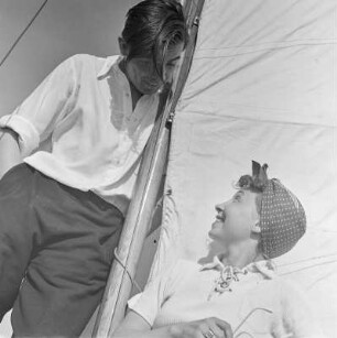 Elisabeth Gremmler (rechts) und ein befreundeter Mann auf einem Segelboot
