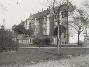 Leutzsch, Hans-Driesch-Straße : Leipzig-Leutzsch. Wohnblock (sogenanntes Finanzerhaus), Hans-Driesch-Straße 45/51. Straßenansicht