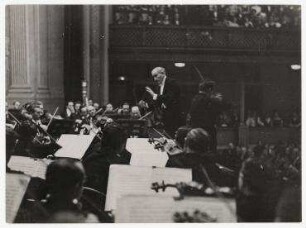 Arturo Toscanini dirigiert in Baltimore, Maryland. Konzert mit dem Geiger Adolf Busch. Arturo Toscanini, rechts stehend: Adolf Busch