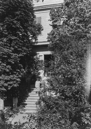 Haus mit Garten : Wohnhaus mit Treppen zum Garten