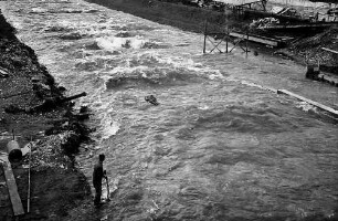 Freiburg: Hochwasser der Dreisam von der Kronenbrücke