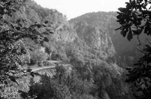 Berau: Straße unter Felsen im Schlüchttal bei Berau