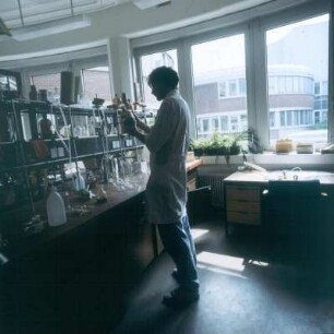 Duisburg. Neubauten der Universität. Blick in ein Chemielabor