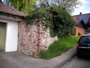 Ansicht von Südosten mit Kirchhofmauer über Eck (Wehrgang mit Steinbrüstung im 18 Jh abgetragen)