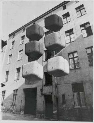 "Rucksack-WC", Sanitäre Nasszelle für Außenwand-Montage (nicht realisiert) – Sanierungsgebiet Neukölln: Ansicht (Fassadensimulation an Altbau). Berlin-Neukölln, Falkenstraße 21-22