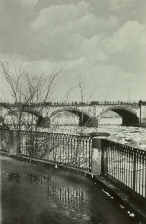 Albertbrücke : Dresden, Elbbrücken im Hochwasser