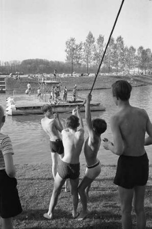 Badebetrieb im Rheinstrandbad Rappenwört.