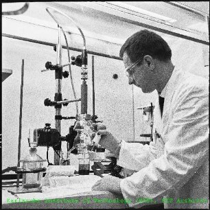 Mitarbeiter beim Bedienen eines Trennrührers am Institut für Radiochemie (IRCh)