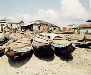 Winneba, Ghana. Fischerboote am Strand