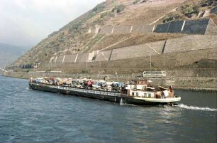 Rheinfahrt: Frachter, rechts, stromaufwärts