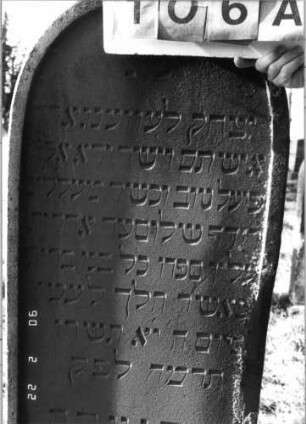 Grabstein 106 (Index: 100116417) Material: Sandstein Zustand: gut Maße HxBxT: 168x53x24 cm Beschreibung: aufgesockelte Stele mit Rundbogenabschluß und eingetieftem Schriftfeld, weiteres Schriftfeld am Sockel: Grabstein 106A