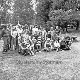 Franz-Spliedt-Heimes in den späten 1950er und frühen 1960er Jahren: Jugendheim des Deutschen Gewerkschaftsbundes (DGB-Nordmark): Seebergen: Jugendgruppe im Park auf Rasen: dahinter Bäume