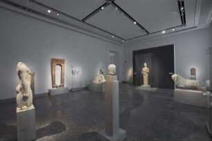 Blick in Raum 3 der Dauerausstellung der Antikensammlung im Alten Museum (Hauptgeschoss): Erinnerungen und Repräsentation - Grabmäler im archaischen Griechenland