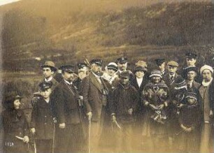 Norwegen. Gruppenbild mit Touristen der Hapag und Samenfamilie an ihrem Lager bei Tromsø