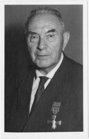 Porträt Willy Wohlrabe : Foto-/Bildersammlung Stenografische Sammlung. Kunowski-Archiv. Porträt Willy Wohlrabe mit Bundesverdienstkreuz, Weihnachten 1958. Photographie (1958). Dresden: SLUB P a 0019