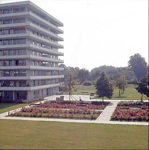 Hansjakob, Gottfried; München - Englschalking, Englschalkingerst. / Elektrastr.; Wohnanlage Cosimapark und Wohnanlage an der Englschalkinger-/ Elektrastraße - Cosimapark, Punkthaus und Außenanlage, Rosenbeete