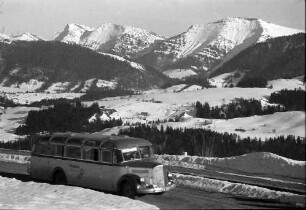 Weiler: Deutsche Alpenstraße, Kurve oberhalb mit Bergen