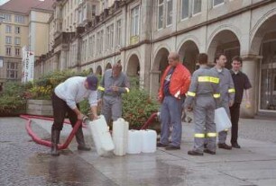 Dresden-Altstadt, Altmarkt. Helfer beim Füllen von Wasserkanistern