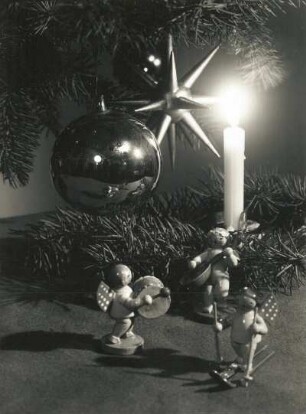 Weihnachtliche Dekoration mit Figuren (u. a. Wendt und Kühn). Holz, gedrechselt, lackiert