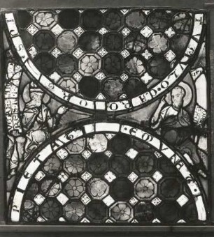 Erfurt. Barfüßerkirche. Chor, Farbige Glasfenster (nach der Restaurierung 1960), Nordostfenster, Mittelbahn. Zeile 10: Zwei sitzende Propheten (Gesamtansicht), etwa 82 x 72 cm, spätromanisch, Teppichmuster der Halbkreise gotisch