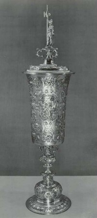 Hoher Deckelpokal (Deckel nicht zugehörig, sondern von gleichem Meister für kleineren Pokal gefertigt)