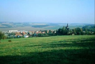 Blick zum Ort und in die Landschaft