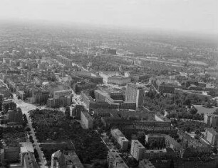 Luftaufnahme, Blick von Nord-Osten auf den Fehrbelliner Platz. Berlin-Wilmersdorf, Fehrbelliner Platz