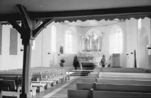 Betberg: Evangelische Kirche nach der Renovierung; innen; Altar und Orgel im Chor