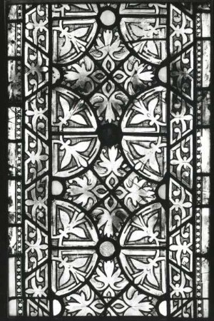 Ornamentgrisaillen. Glasmalerei, um 1260. Bad Kösen-Schulpforte, ehemalige Zisterzienser-Klosterkirche n III (2 b). Ausstellung "Mittelalterliche Glasmalerei in der DDR", Erfurt 1989/1990. Kat. Nr. 8