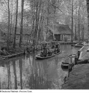 Bäuerinnen auf einem Kahn im Spreewald