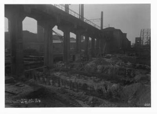 Industrie-Kraftwerk. Baustelle an der aufgeständerten Trasse der Grubenbahn : Lauta (Niederlausitz). Industrie-Kraftwerk. Baustelle an der aufgeständerten Trasse der Grubenbahn