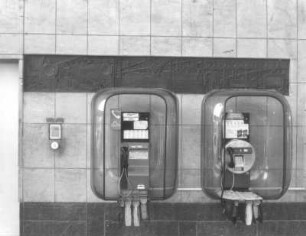 Bahnhof Dresden-Neustadt, Empfangsgebäude, Schalterhalle. Einbau (1971) für die Fahrkartenschalter, Nordostseite mit zweiteiligem Wandfries zur Eisenbahngeschichte, Detail: Rechter Teil, darunter zwei Münzfernsprecher : Dresden-Neustadt, Schlesischer Platz. Bahnhof Dresden-Neustadt, Empfangsgebäude, Schalterhalle. Einbau (1971) für die Fahrkartenschalter, Nordostseite mit zweiteiligem Wandfries zur Eisenbahngeschichte, Detail: Rechter Teil, darunter zwei Münzfernsprecher