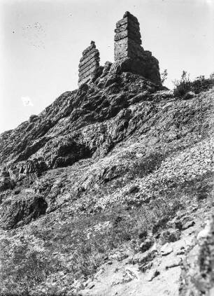 Ruine : Ruine auf einer Bergspitze.