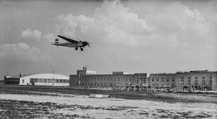 Dresden-Klotzsche, Flugplatz, Hangar und Abfertigungsgebäude mit landender Messerschmitt M-20