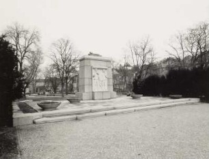Denkmal für die Opfer des antifaschistischen Widerstandskampfes mit Sockel des König-Albert-Denkmals