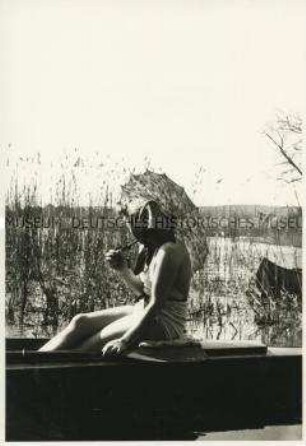 Frühling am Wannsee - Frau mit Sonnenschirm im Kanu