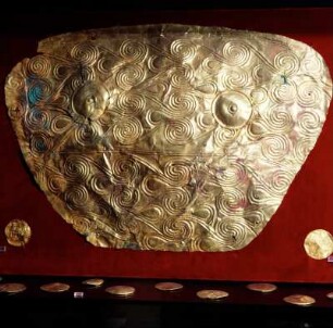 Athen. Archäologisches Nationalmuseum. Große goldene Brustplatte mit Spiralrapport. Mykene, Schachtgrab 5