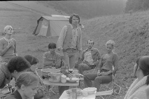Čičmany. Akt-Pleinair 1980. Eva Mahn, Claus Baumann, Peter Söllner und andere Teilnehmer diskutieren an einem Campingtisch